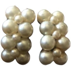 Vintage pearl Cluster screw-in earrings from the 20s - 50s 
Mid Century